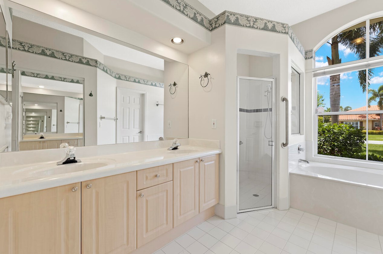 5989 Las Colinas Cir, Lake Worth FL  33463-6558 exterior