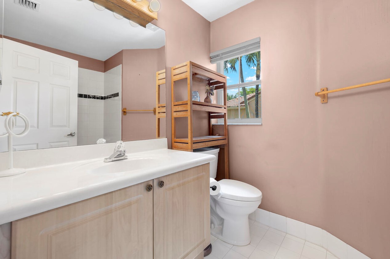 5989 Las Colinas Cir, Lake Worth FL  33463-6558 exterior