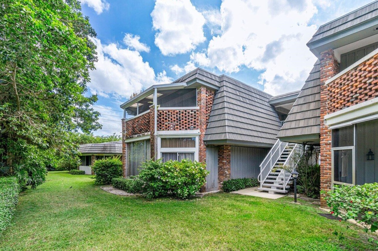 408 Pine Tree Ct, Lake Worth FL  33462-1233 exterior