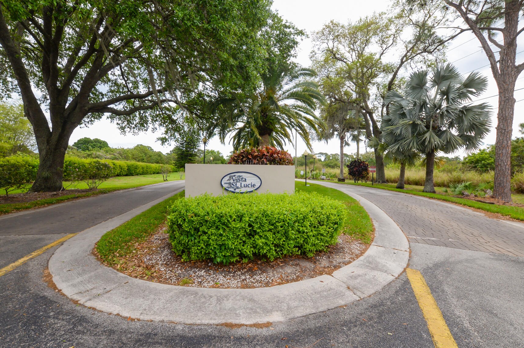 10 Lake Vista Trl, Fort Pierce FL  34952-6396 exterior