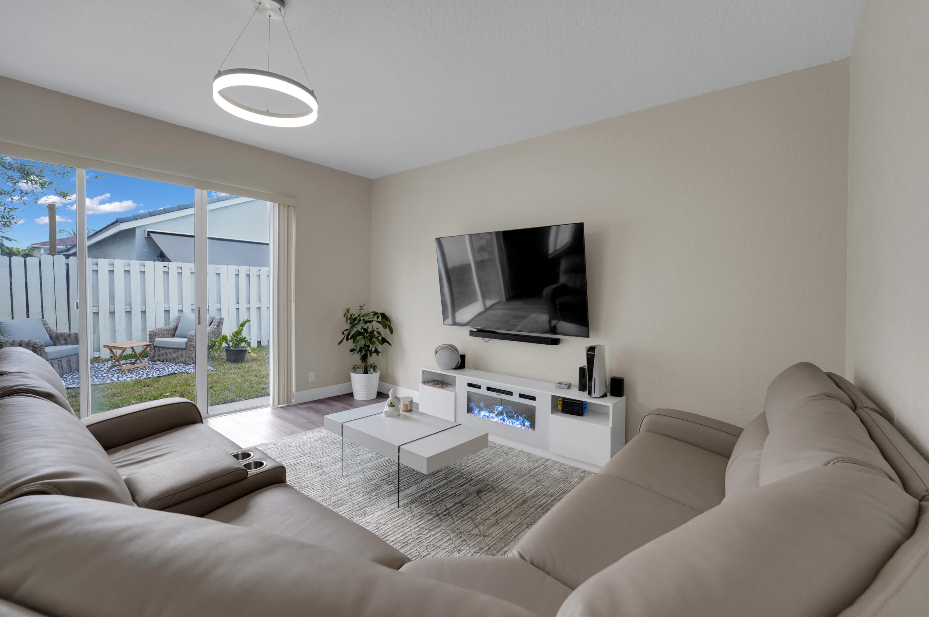 1924 149th Ave, Hollywood FL  33027-4339 exterior