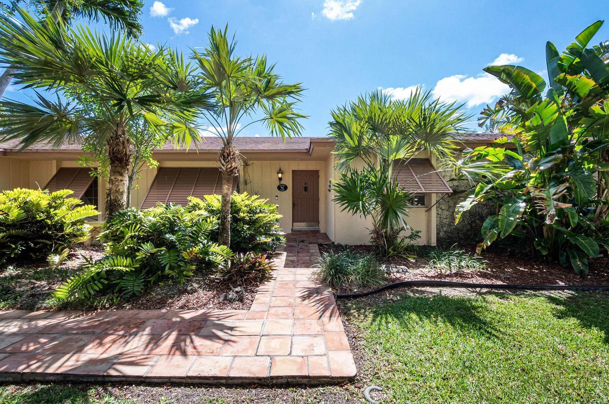 15405 77 Ct, Miami FL 33157-2340 exterior