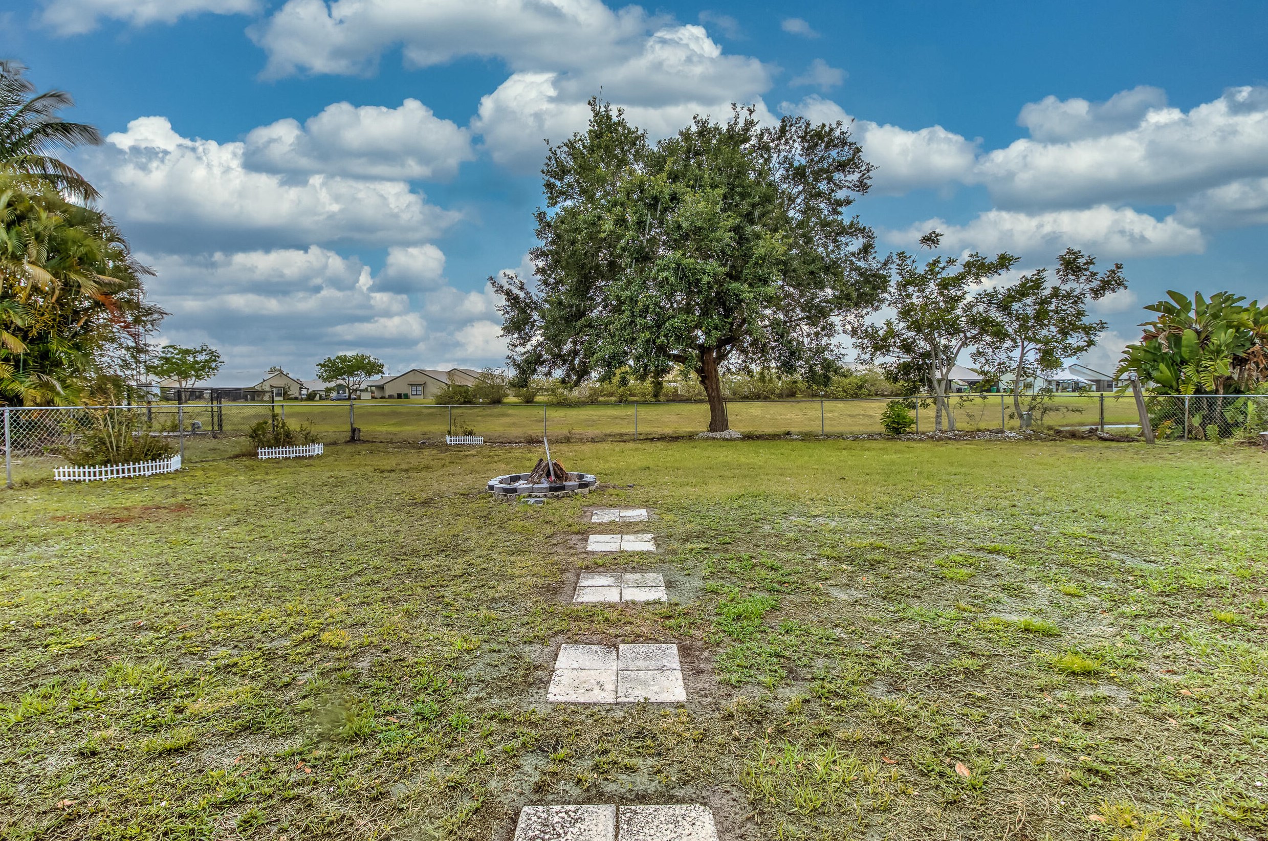 702 Bridgeport Dr, Fort Pierce FL 34953-6324 exterior