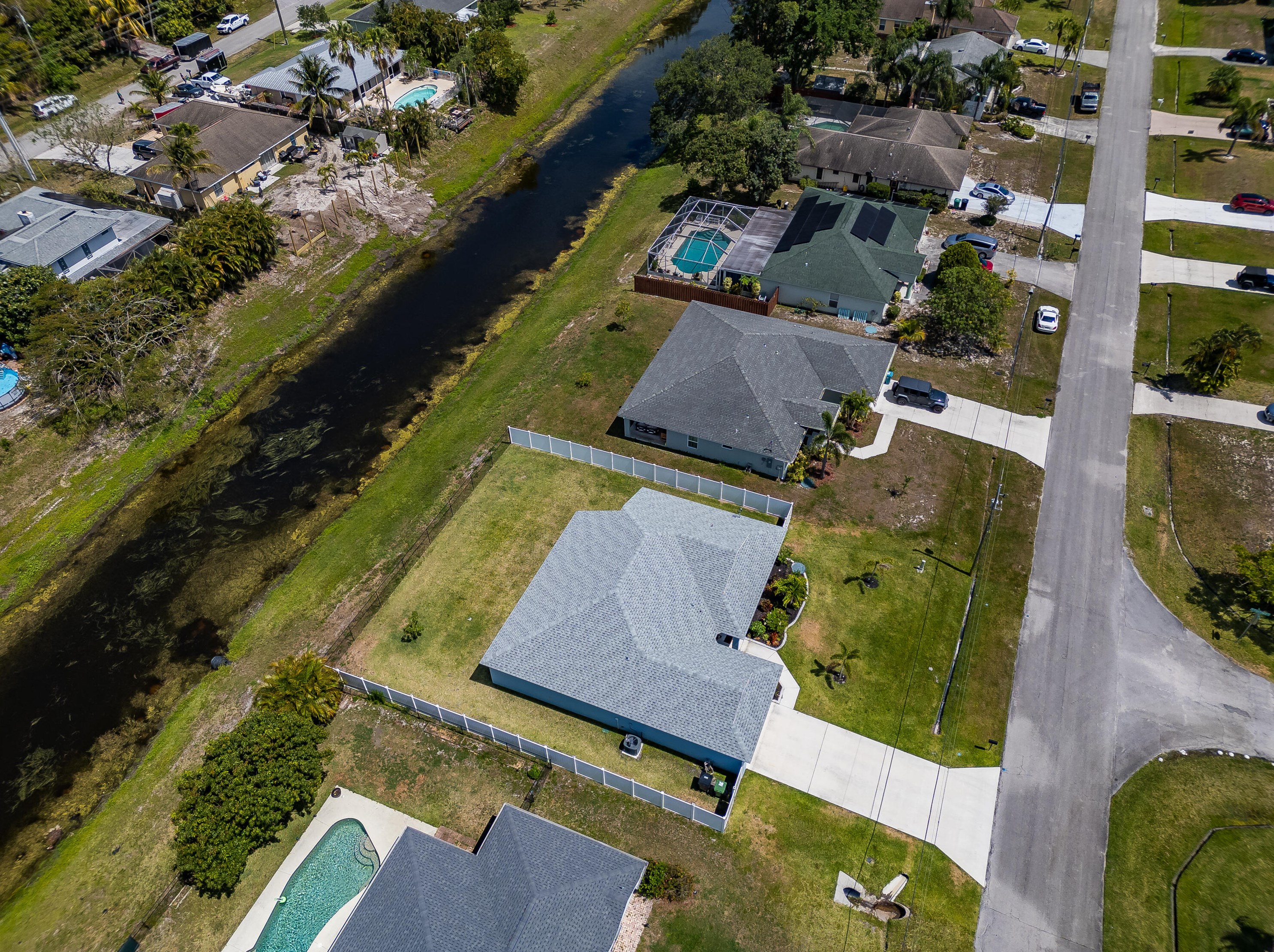 395 Whitmore Dr, Fort Pierce FL 34984-4529 exterior