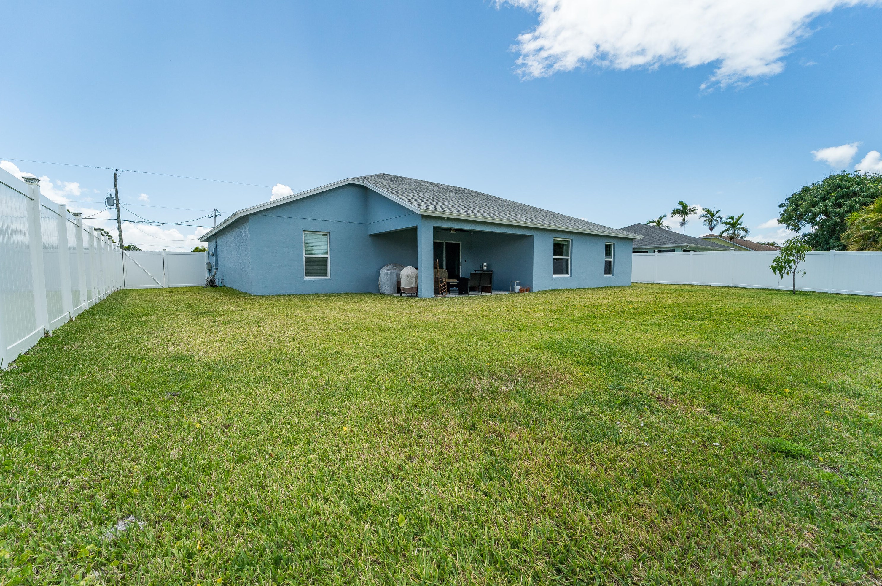 395 Whitmore Dr, Fort Pierce FL 34984-4529 exterior