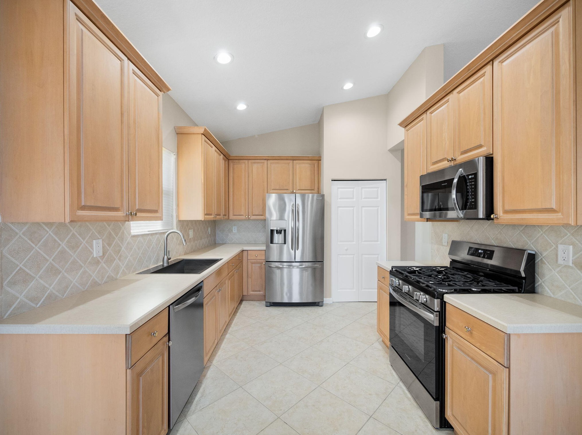 308 Shoreline Cir, Fort Pierce FL 34986-2913 exterior