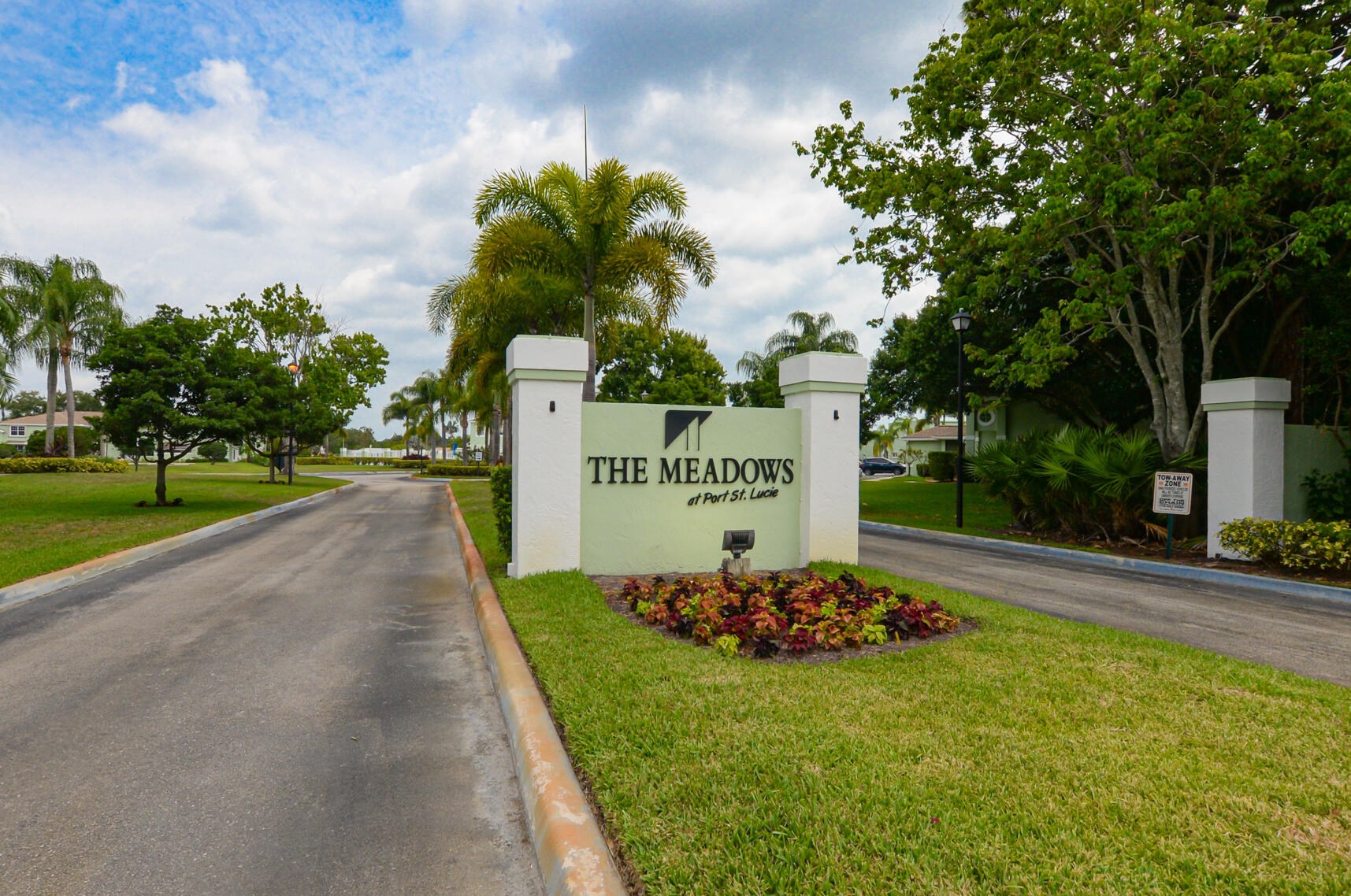 2070 Wild Meadow Cir, Fort Pierce FL 34952-8142 exterior