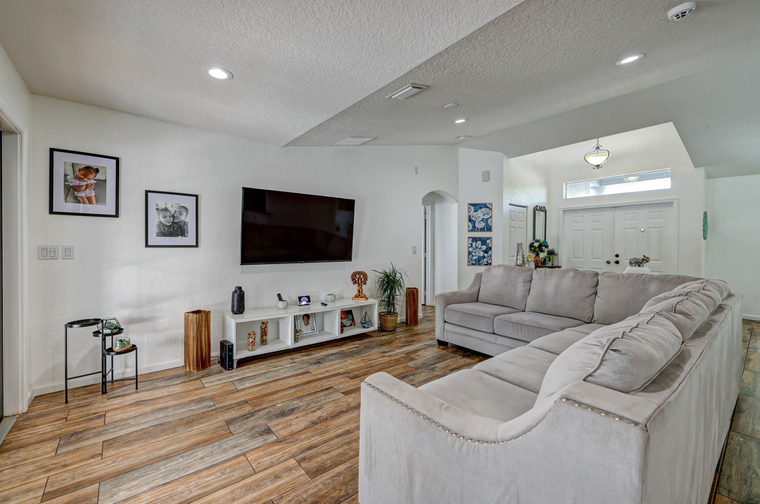 912 Paar Dr, Fort Pierce FL  34953-5623 exterior