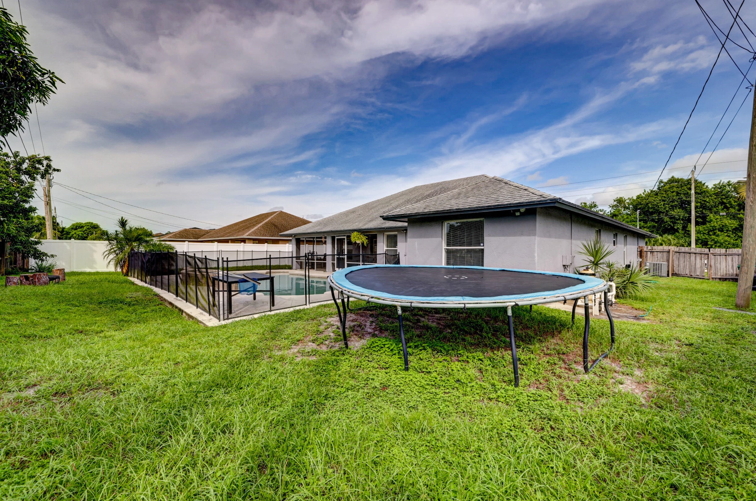 912 Paar Dr, Fort Pierce FL  34953-5623 exterior