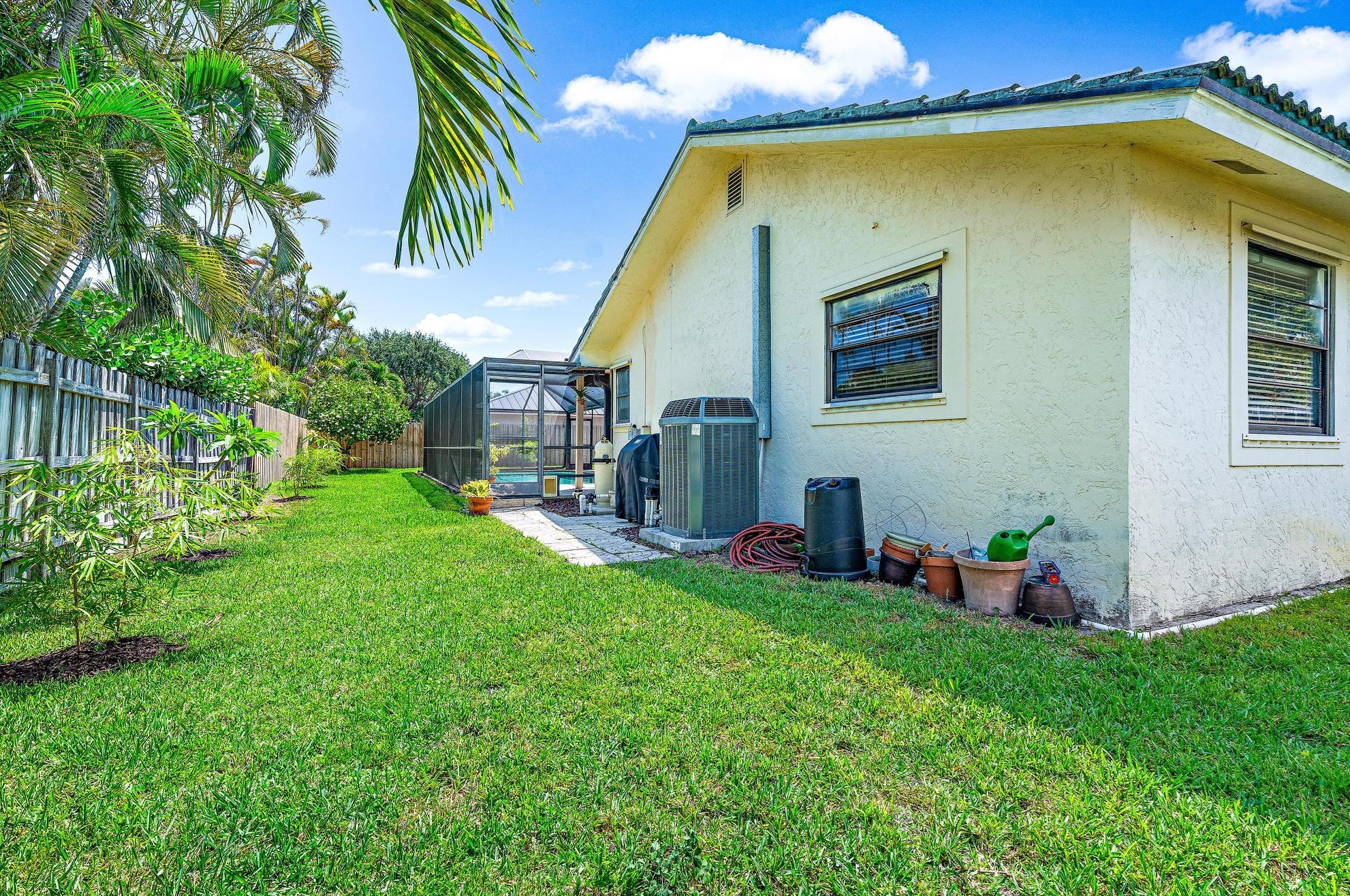 89 Hickory Hl Rd, Jupiter FL  33469-2121 exterior