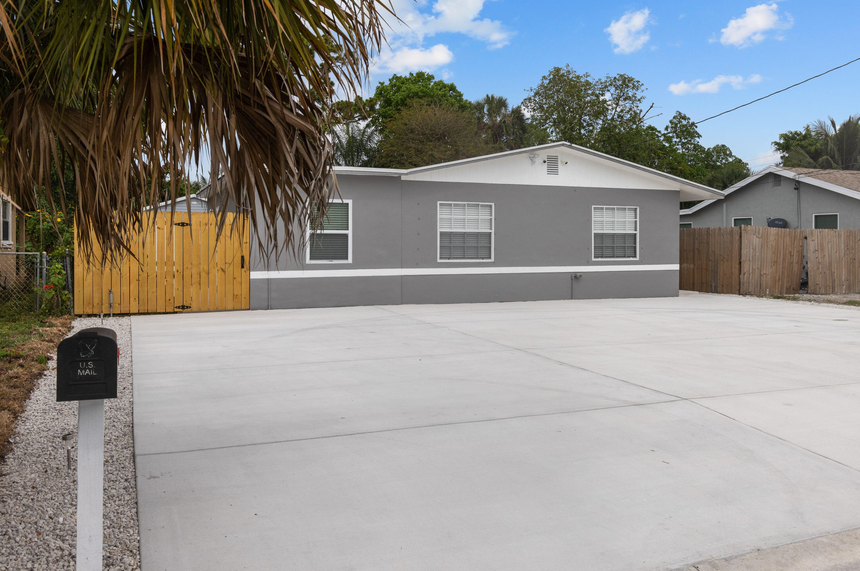 209 3 St, West Palm Beach FL  33403-3418 exterior
