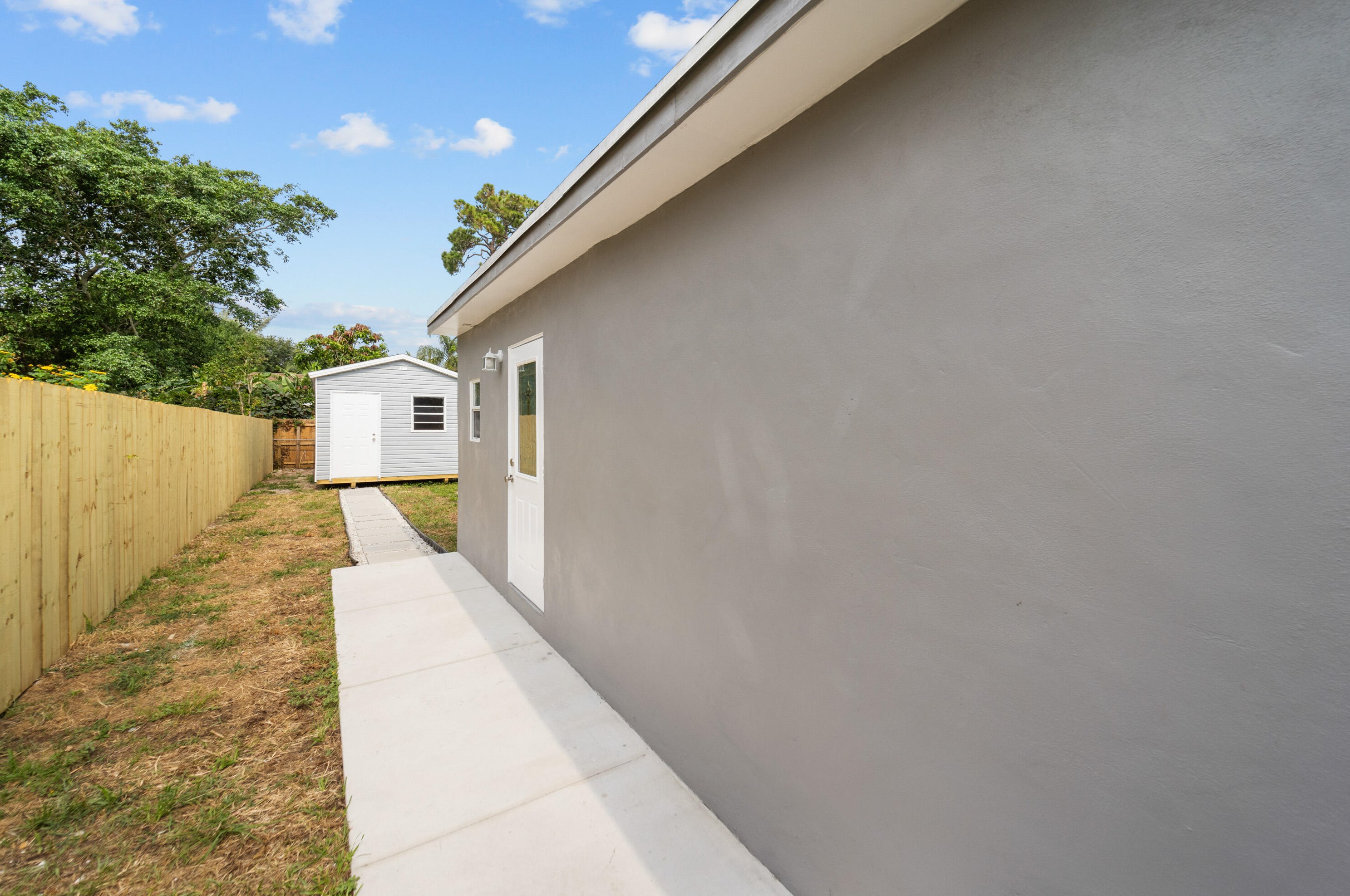 209 3 St, West Palm Beach FL  33403-3418 exterior