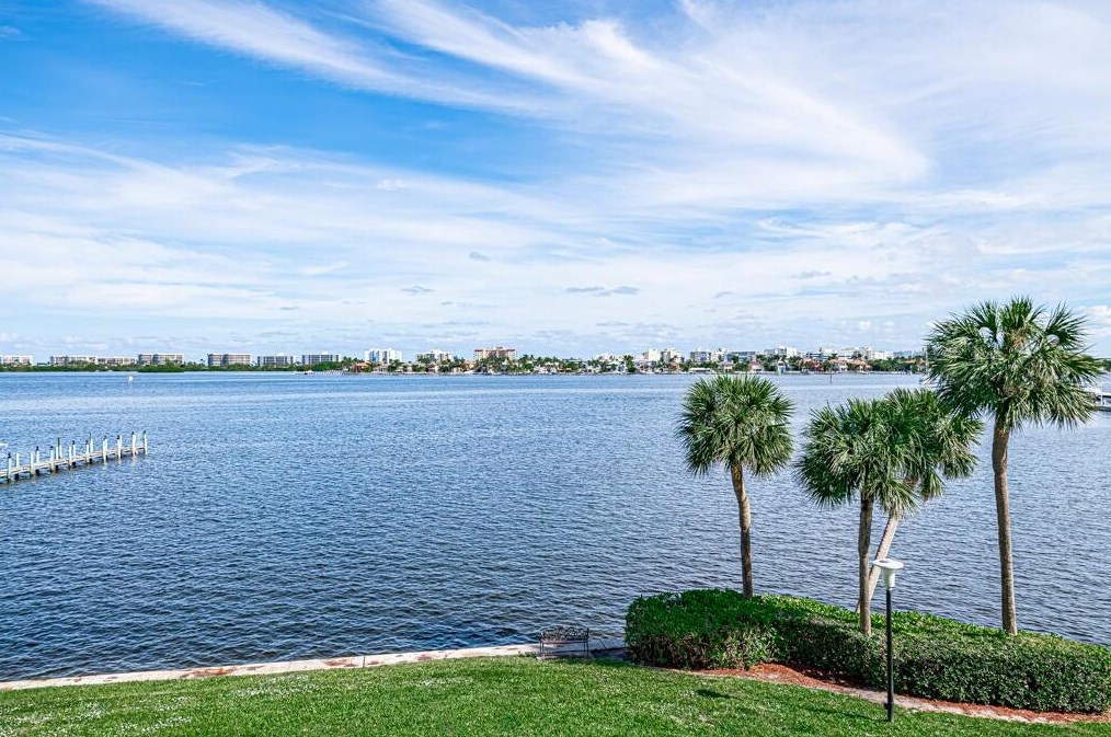 896 Federal Hwy, Lake Worth FL 33462-1870 exterior