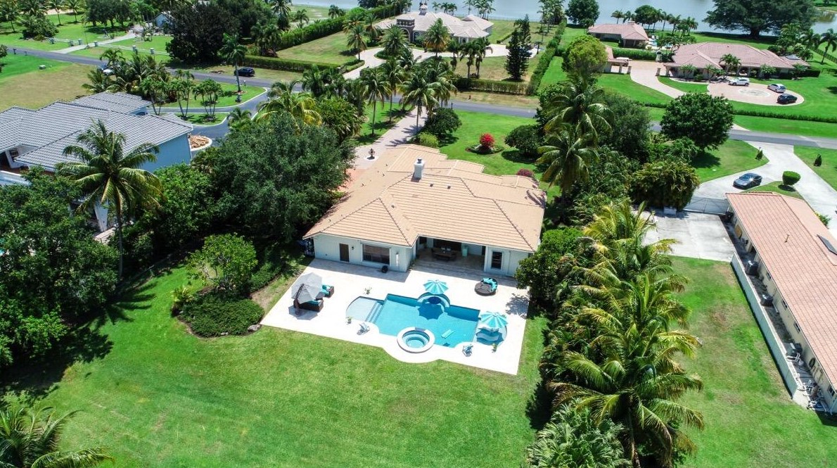 6795 Calumet Cir, Lake Worth FL 33467-7001 exterior