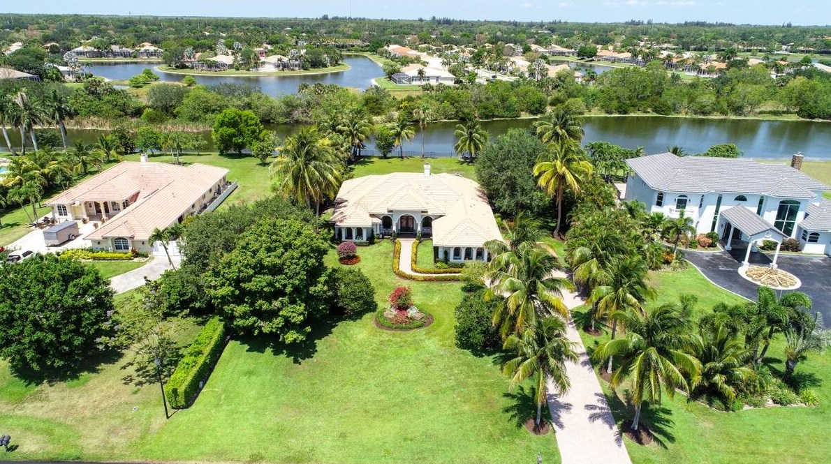 6795 Calumet Cir, Lake Worth FL 33467-7001 exterior