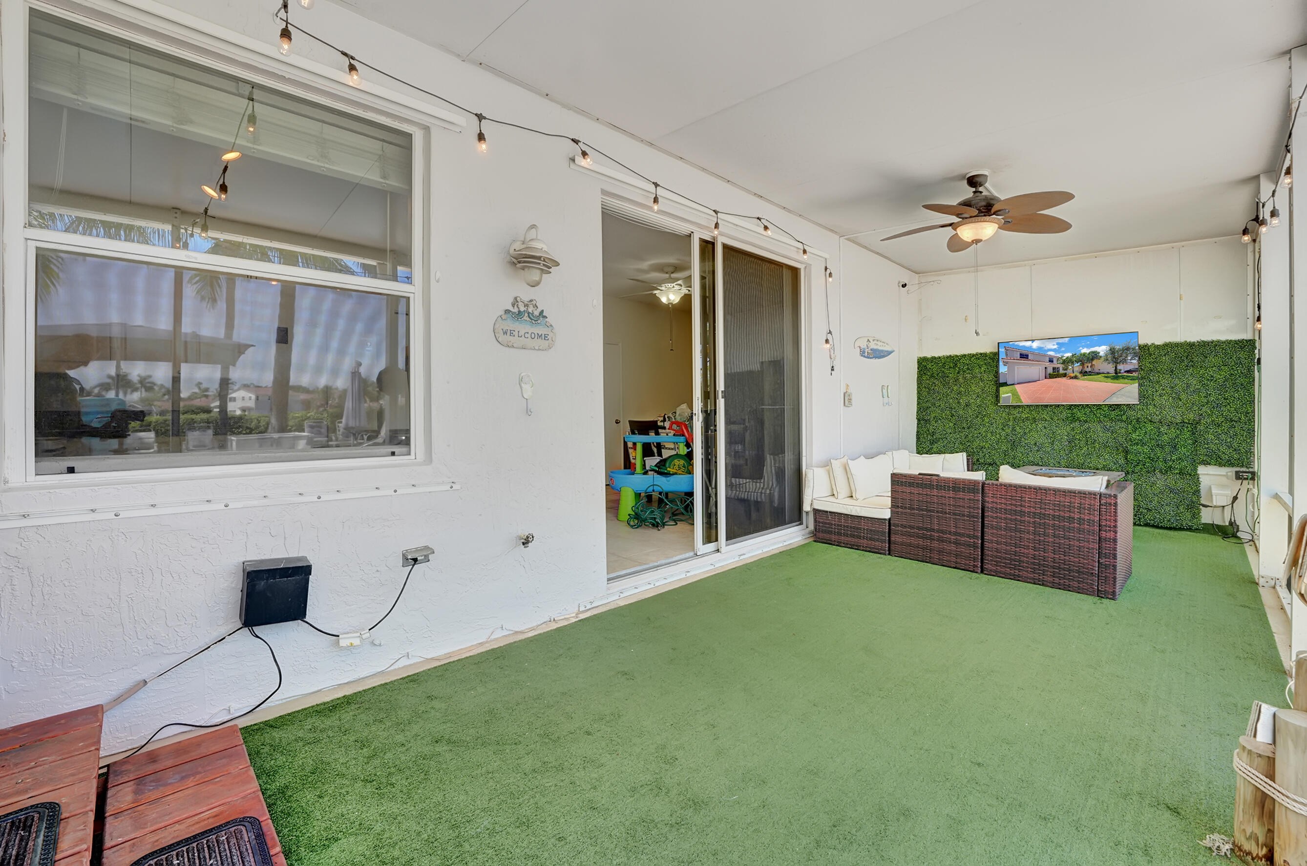 8176 Pelican Harbour Dr, Lake Worth FL  33467-6849 exterior