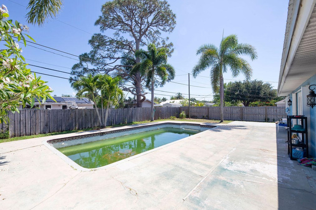 417 Dolores Ave, Fort Pierce FL 34983-1812 exterior