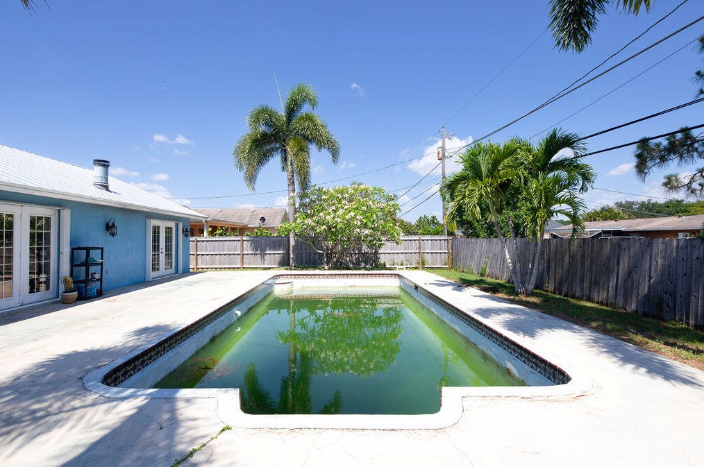 417 Dolores Ave, Fort Pierce FL 34983-1812 exterior