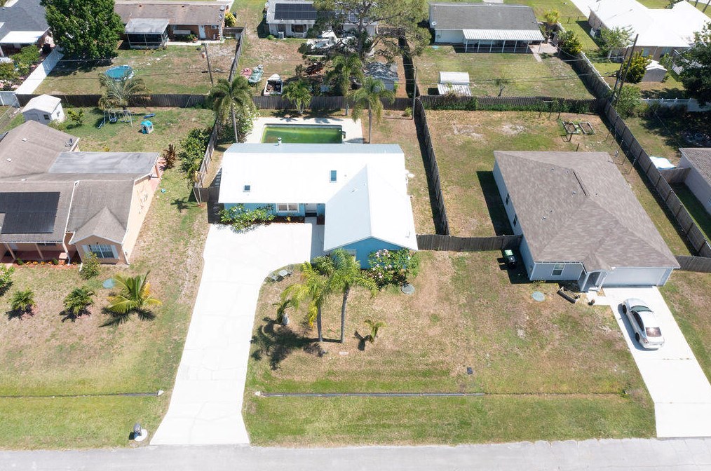 417 Dolores Ave, Fort Pierce FL 34983-1812 exterior