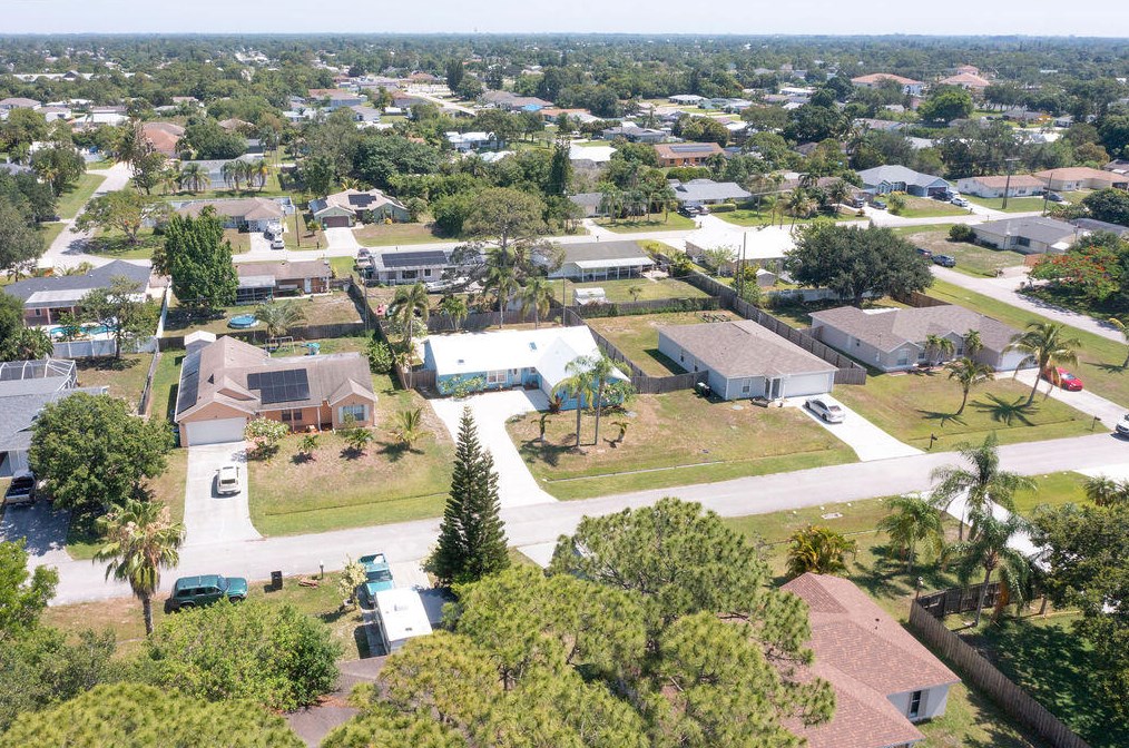 417 Dolores Ave, Fort Pierce FL 34983-1812 exterior