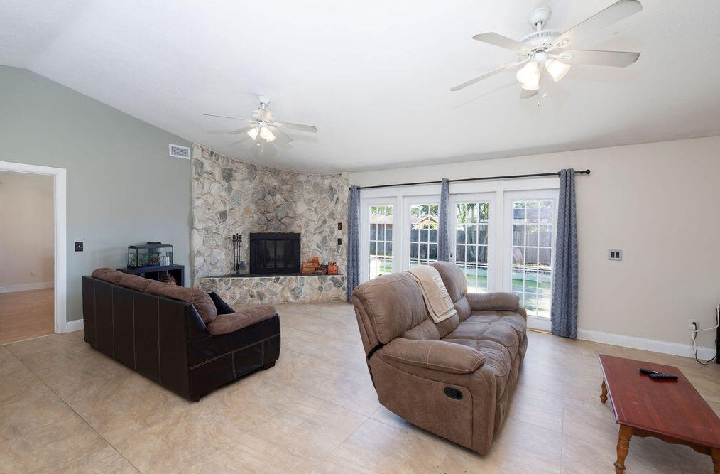 417 Dolores Ave, Fort Pierce FL 34983-1812 exterior