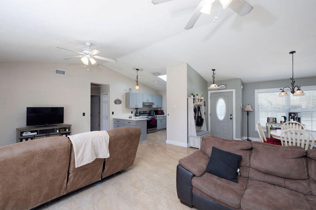 417 Dolores Ave, Fort Pierce FL 34983-1812 exterior