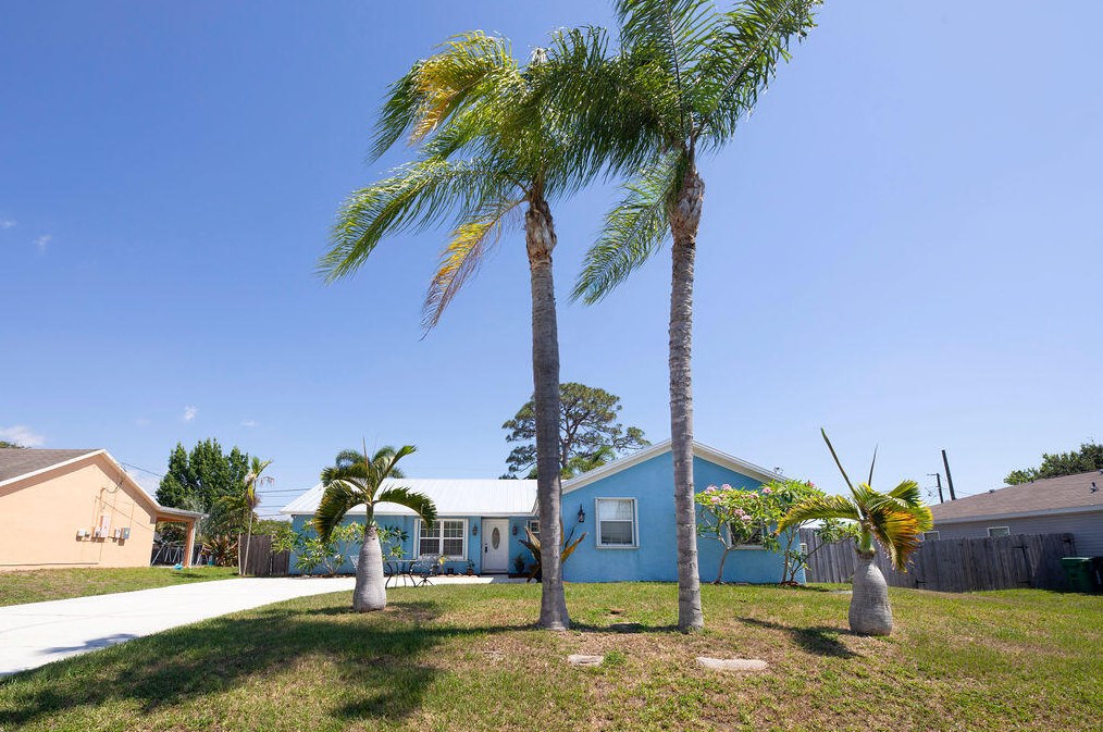 417 Dolores Ave, Fort Pierce FL 34983-1812 exterior