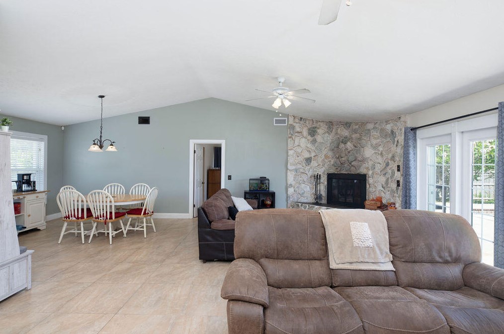 417 Dolores Ave, Fort Pierce FL 34983-1812 exterior