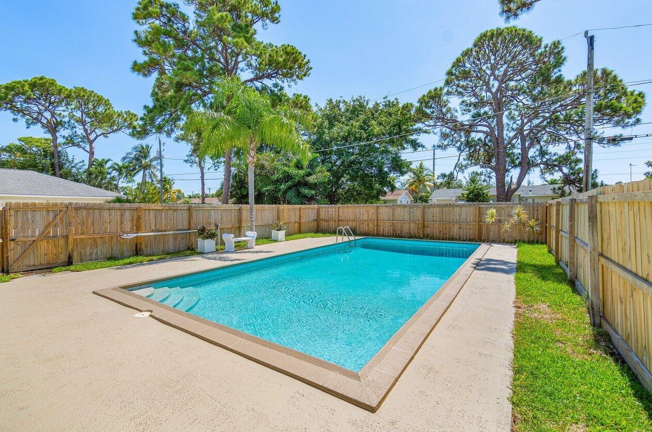 1302 7 Ct, Boynton Beach FL 33426-2928 exterior