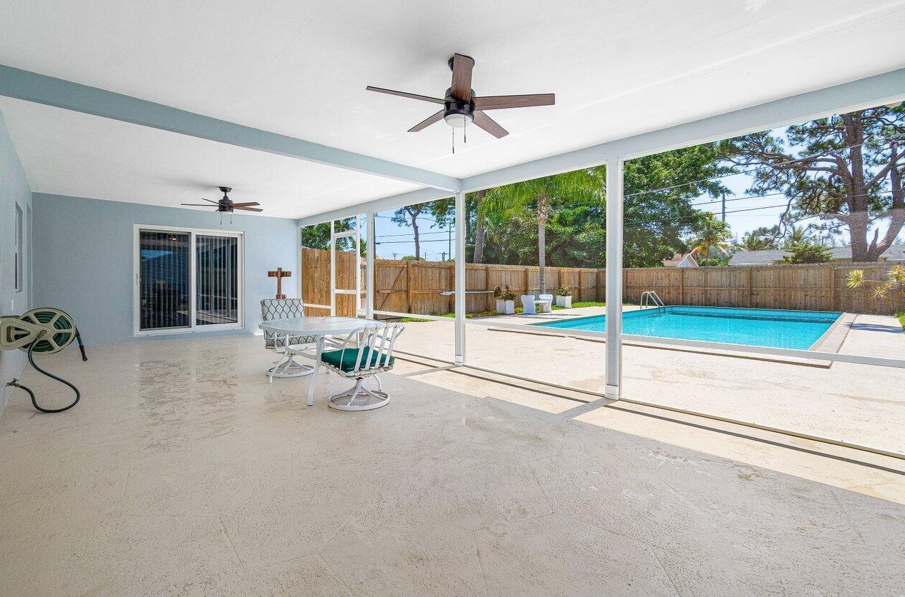 1302 7 Ct, Boynton Beach FL 33426-2928 exterior