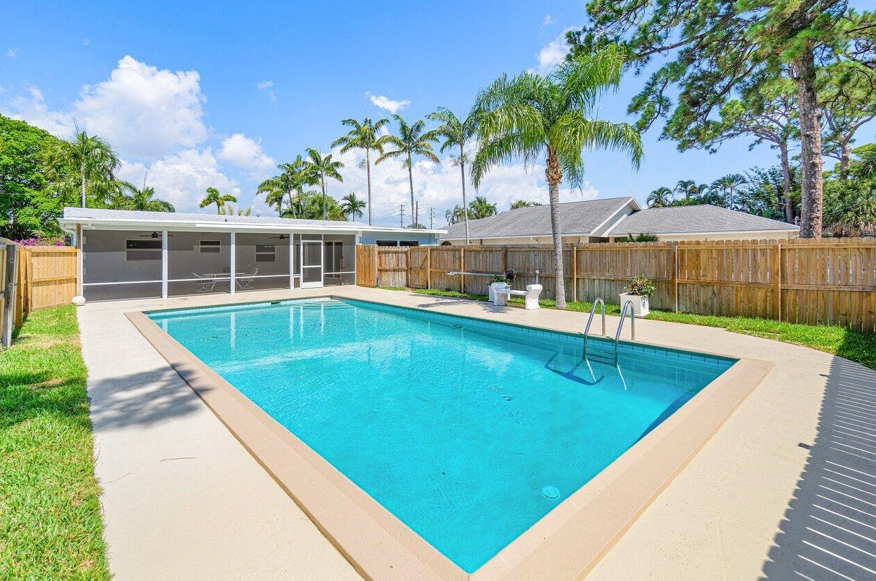 1302 7 Ct, Boynton Beach FL 33426-2928 exterior