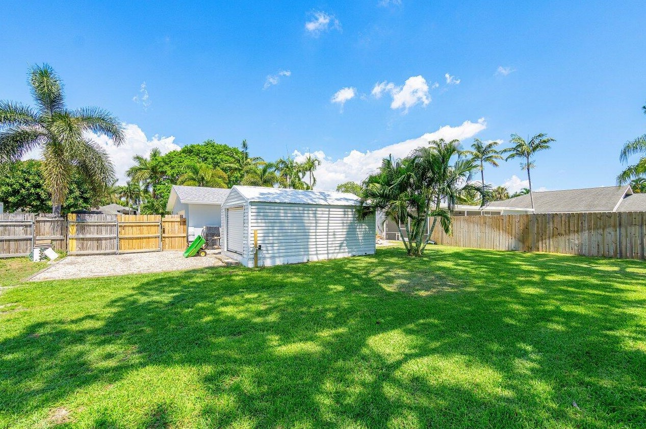 1302 7 Ct, Boynton Beach FL 33426-2928 exterior