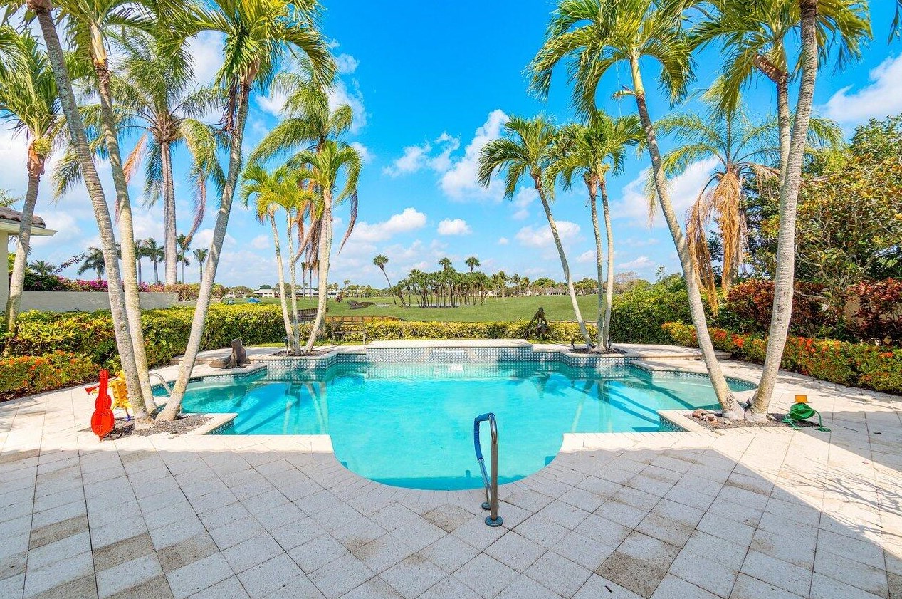 13 Is Dr, Boynton Beach FL 33435-3310 exterior