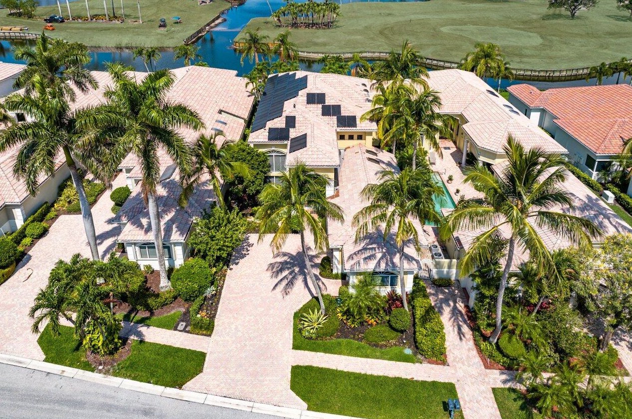 13 Is Dr, Boynton Beach FL 33435-3310 exterior