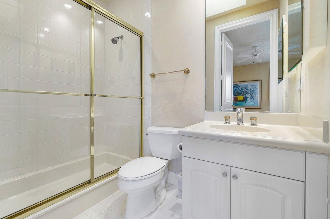 13 Is Dr, Boynton Beach FL 33435-3310 exterior