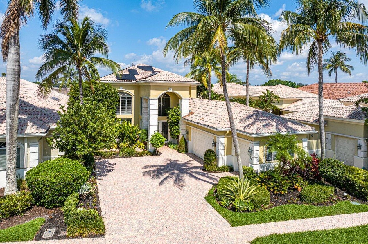 13 Is Dr, Boynton Beach FL 33435-3310 exterior