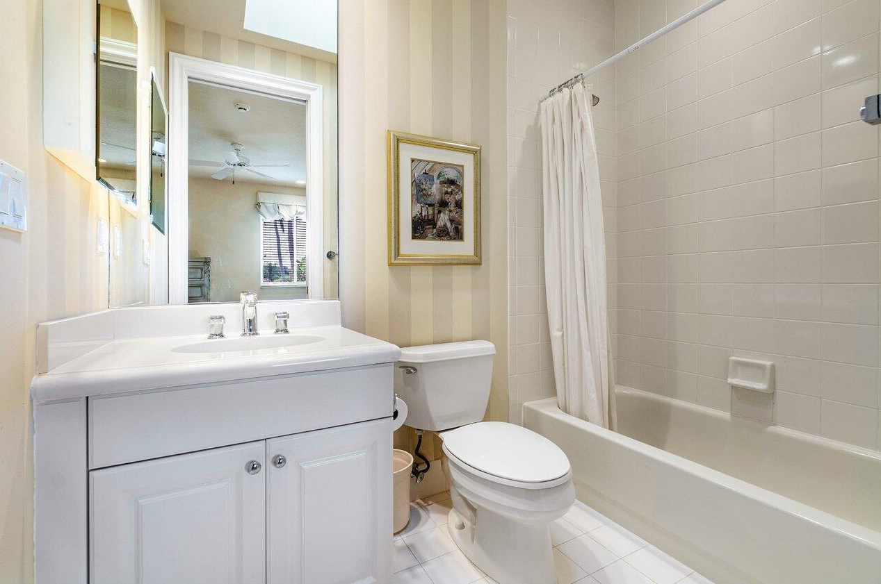 13 Is Dr, Boynton Beach FL 33435-3310 exterior