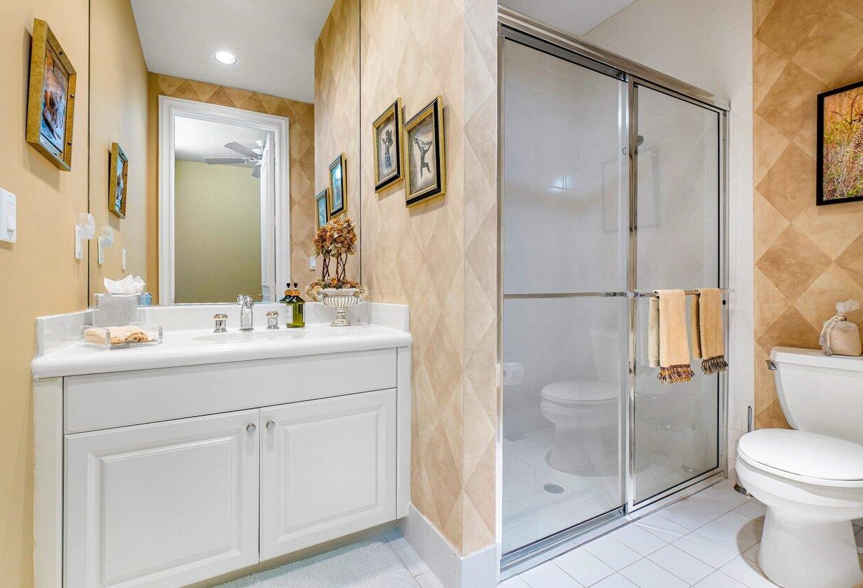 13 Is Dr, Boynton Beach FL 33435-3310 exterior