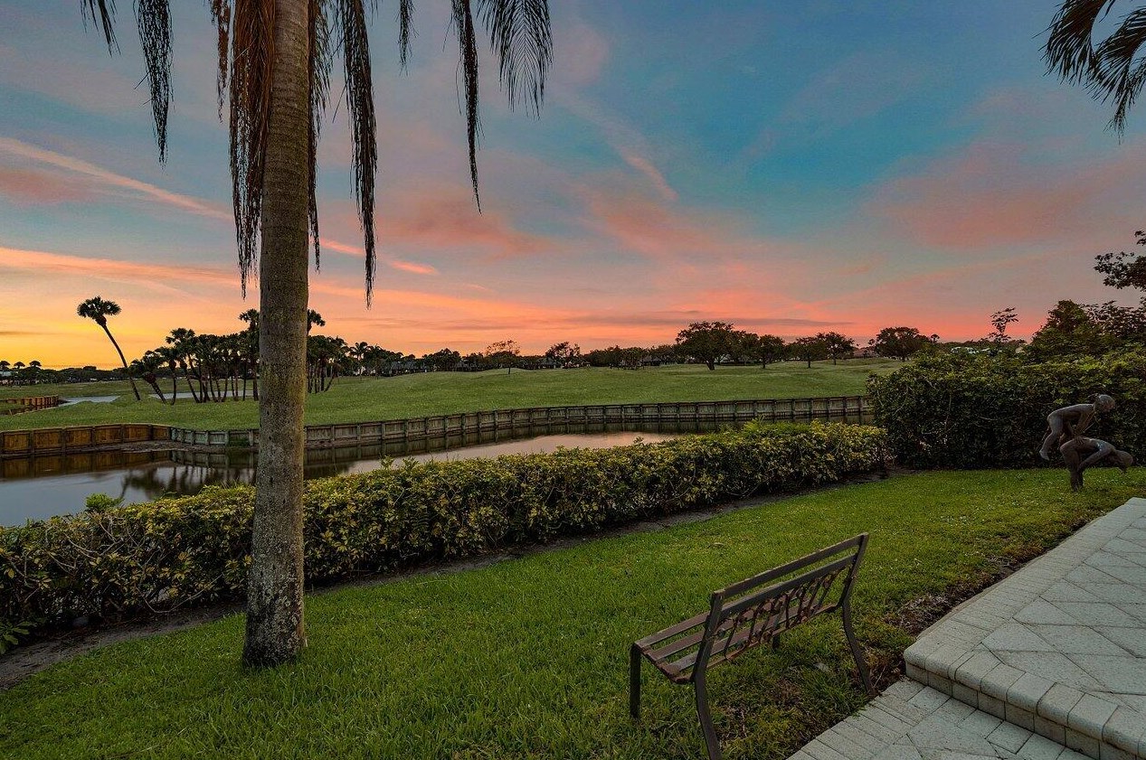 13 Is Dr, Boynton Beach FL 33435-3310 exterior