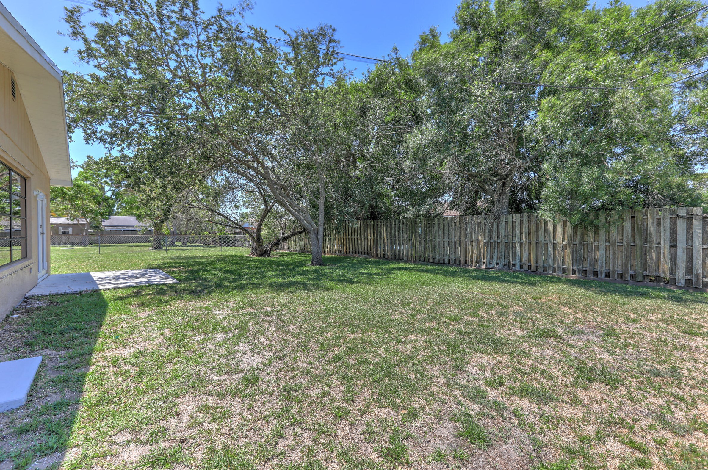 550 Anchor Ln, Fort Pierce FL  34983-2202 exterior