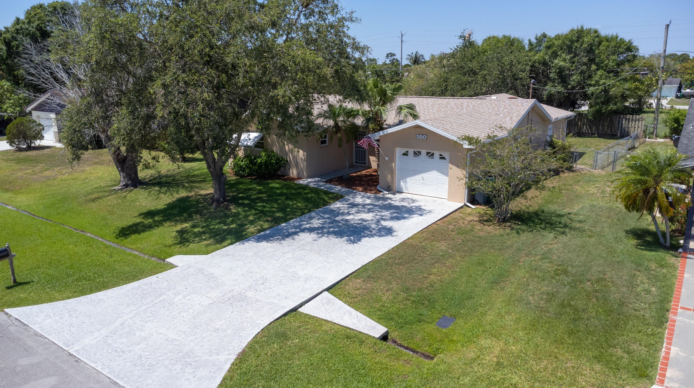 550 Anchor Ln, Fort Pierce FL  34983-2202 exterior