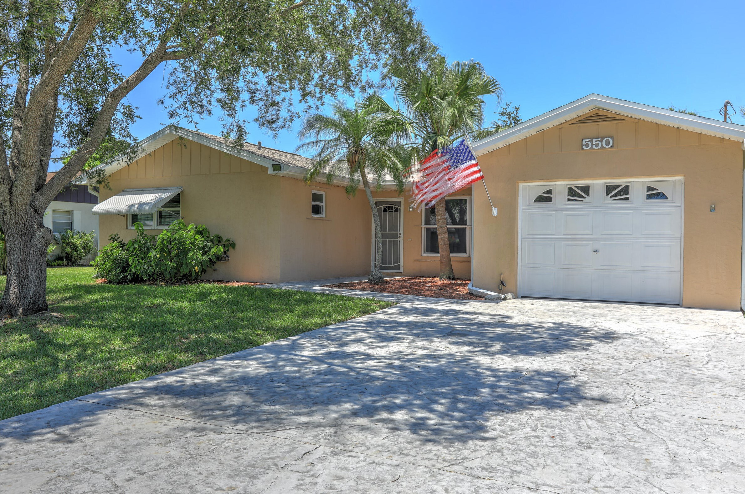 550 Anchor Ln, Fort Pierce FL  34983-2202 exterior