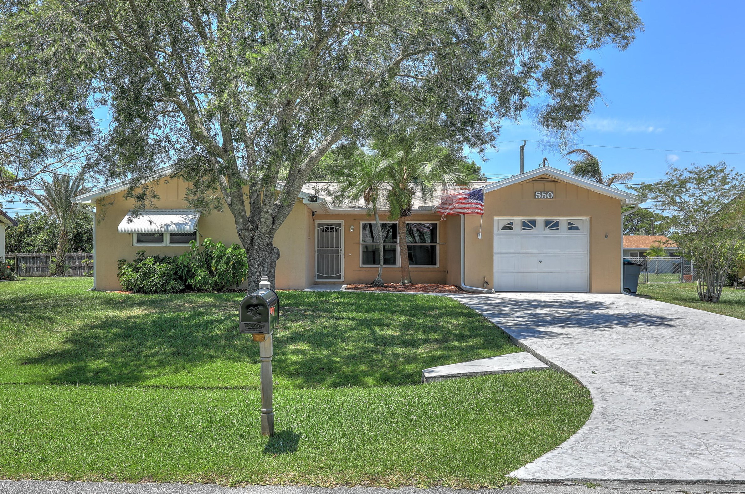 550 Anchor Ln, Fort Pierce FL  34983-2202 exterior