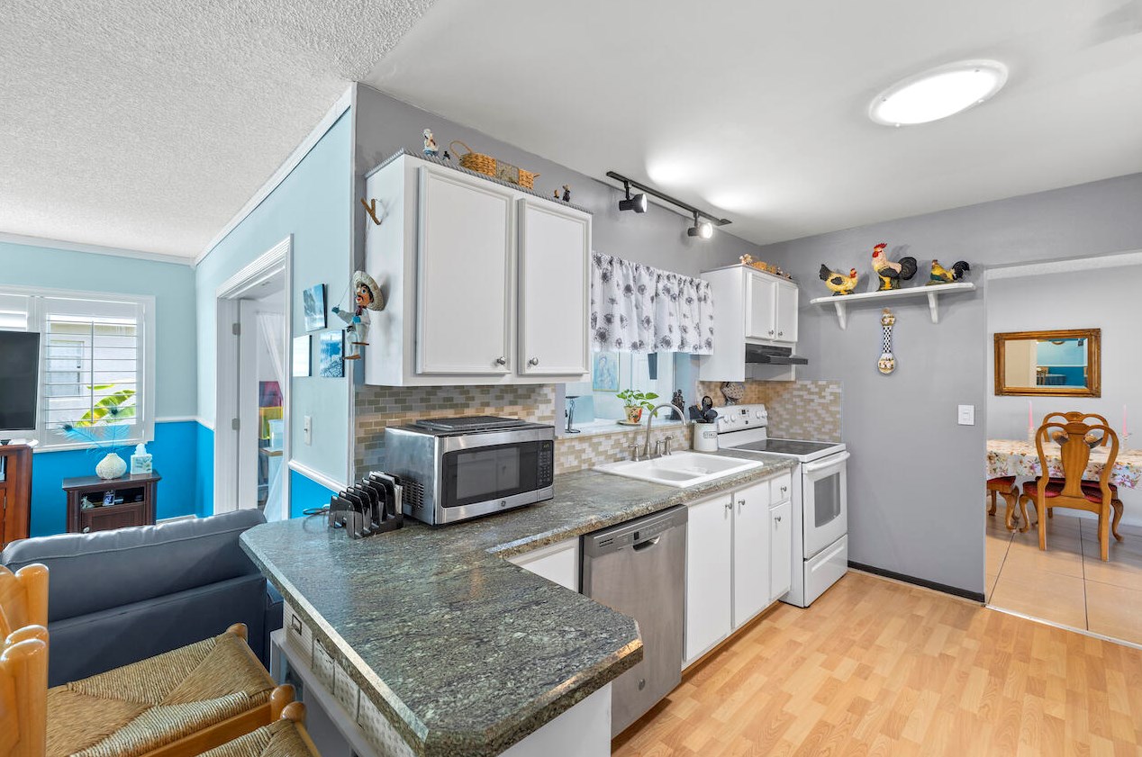 4466 Pne Gdn Ln, Lake Worth FL  33467-3908 exterior