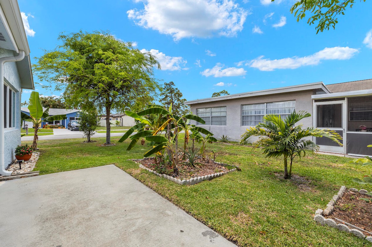 4466 Pne Gdn Ln, Lake Worth FL  33467-3908 exterior