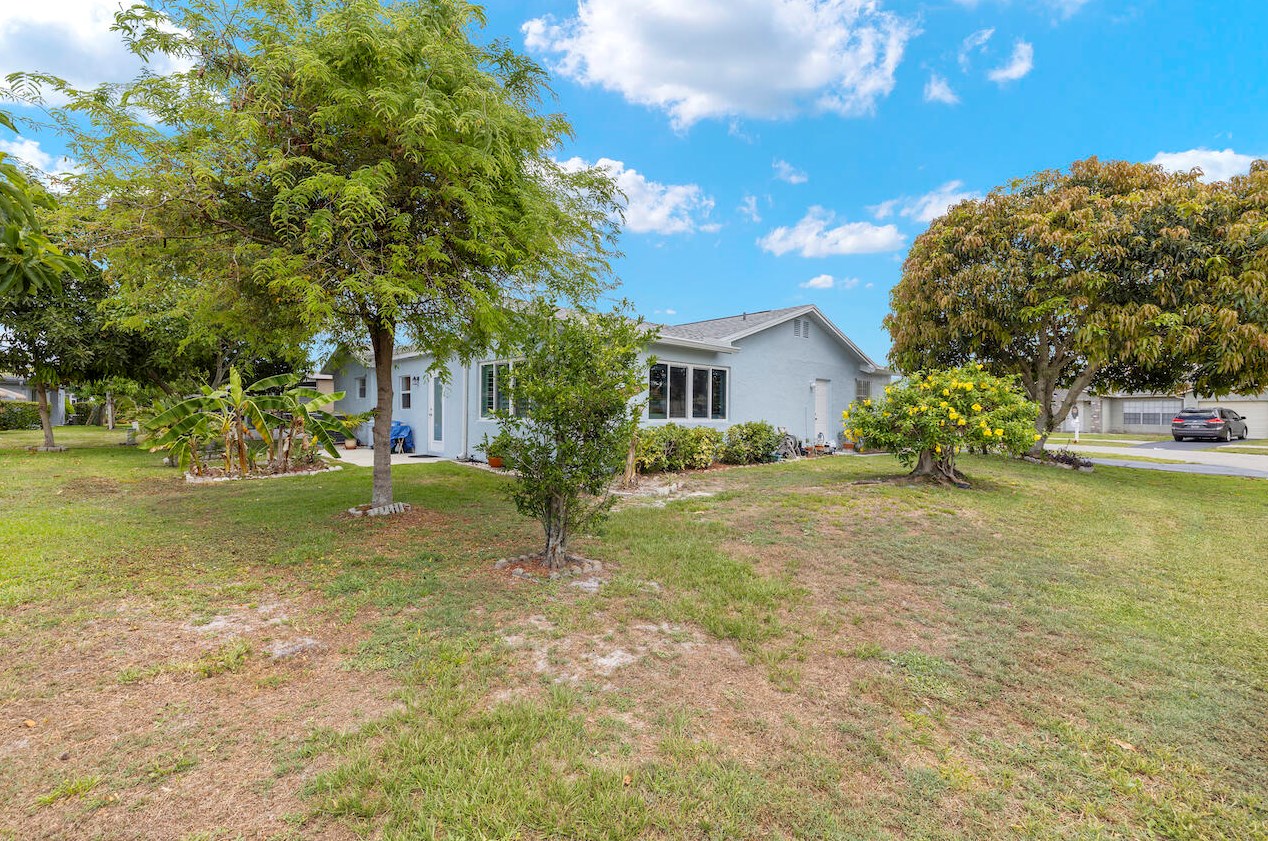 4466 Pne Gdn Ln, Lake Worth FL  33467-3908 exterior