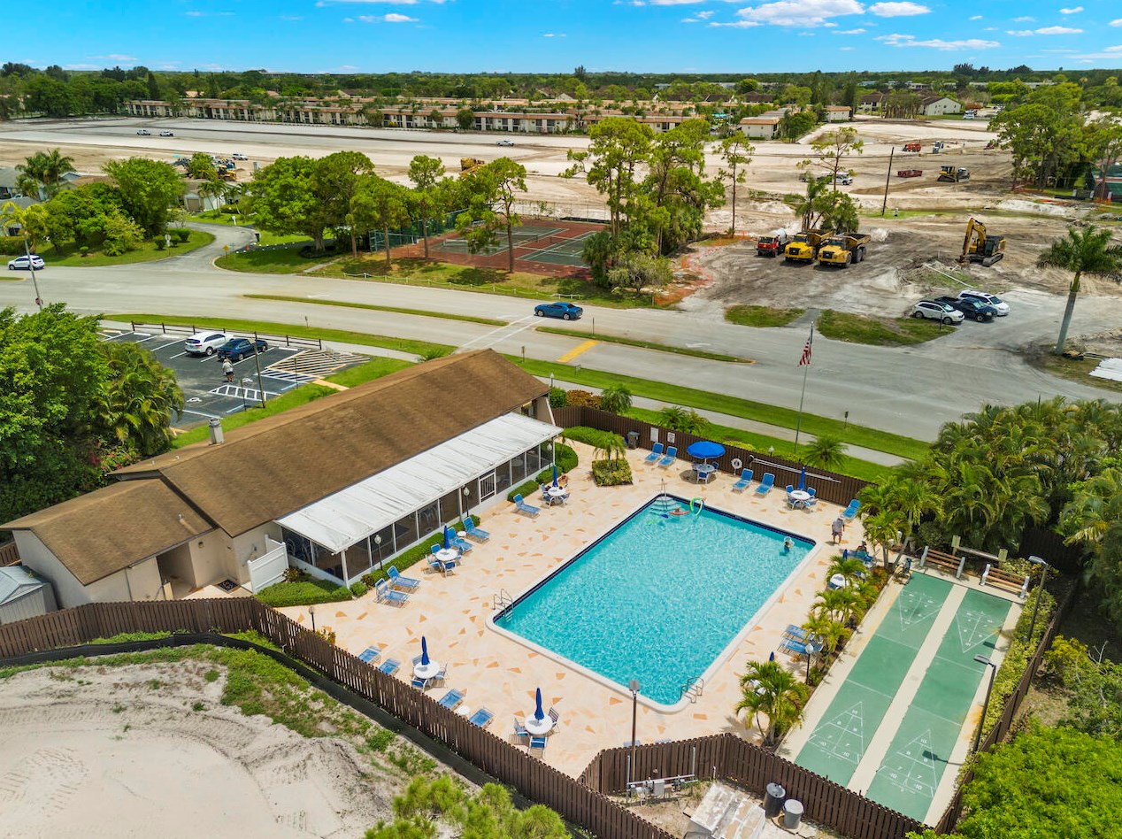 4466 Pne Gdn Ln, Lake Worth FL  33467-3908 exterior