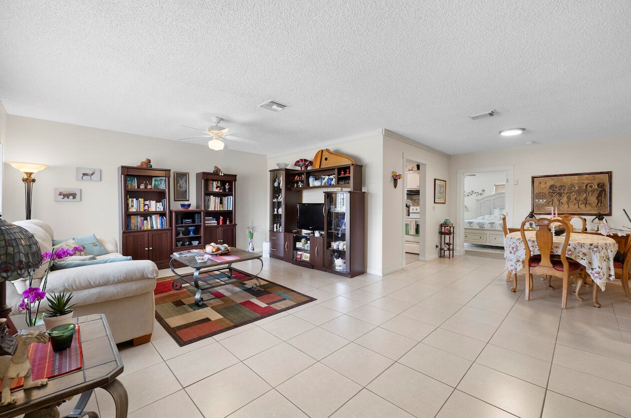 4466 Pne Gdn Ln, Lake Worth FL  33467-3908 exterior