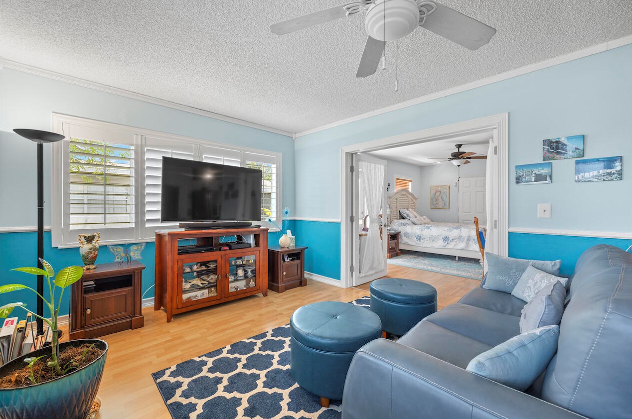 4466 Pne Gdn Ln, Lake Worth FL  33467-3908 exterior