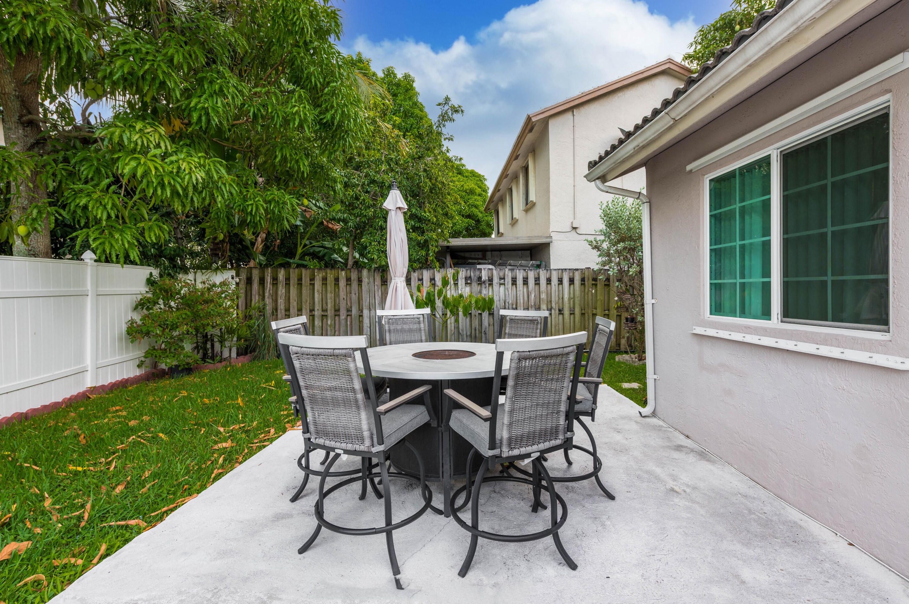 6025 Strawberry Lk Cir, Lake Worth FL  33463-6510 exterior